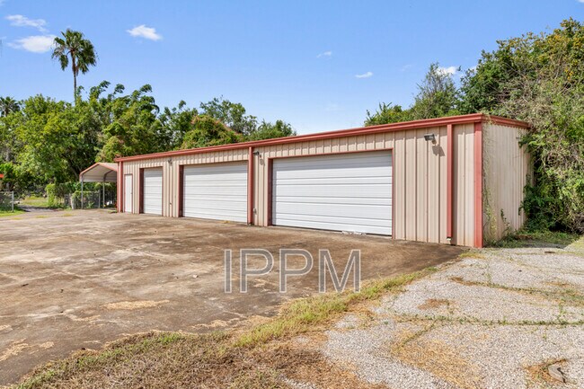 Foto del edificio - 16413 Wilson Rd