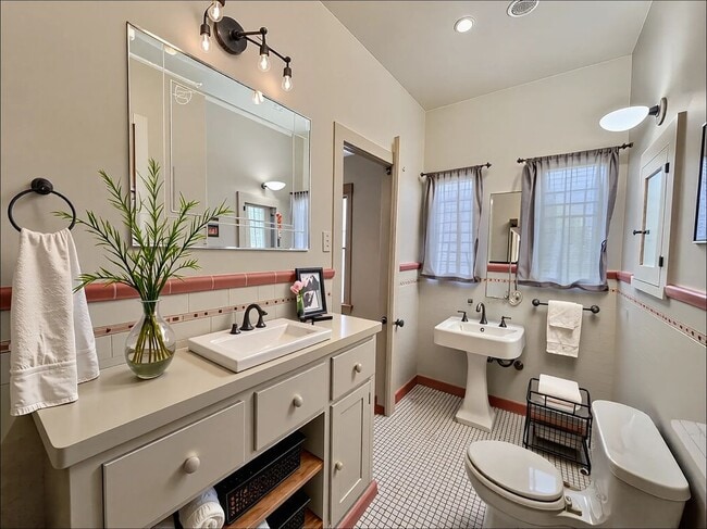 Foto del edificio - 145 N Sycamore Ave