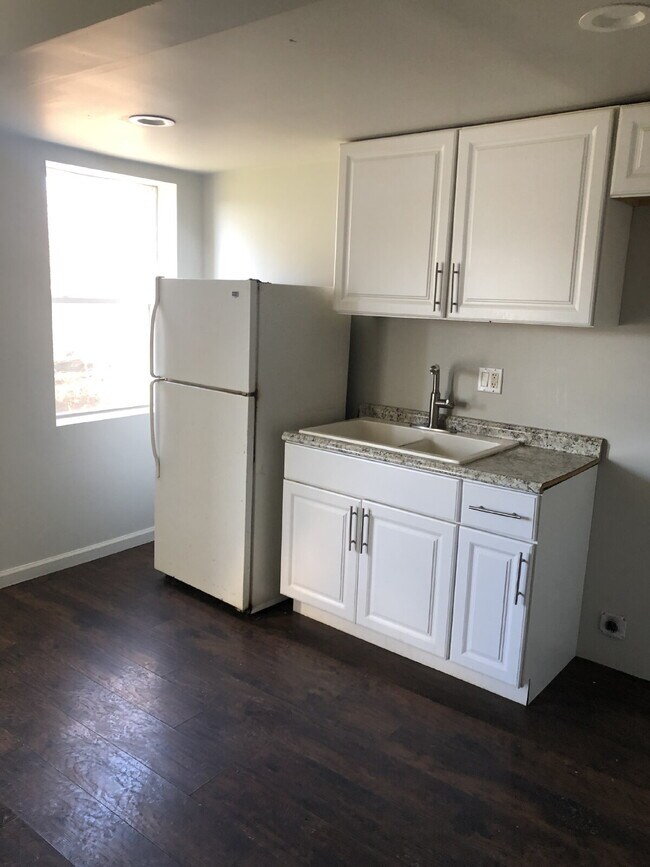 Building Photo - Cozy, Quiet 2 bedroom 1 bath! Section 8 approved!