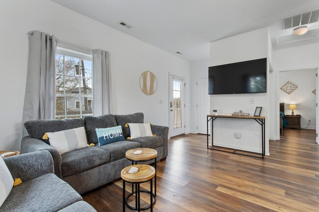 Building Photo - 343 Henderson Ave