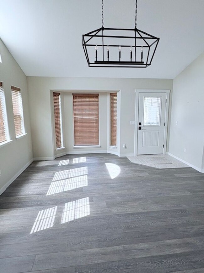 Foto del edificio - Stunning 3-Bedroom, 2-Bath Home with Lake Views!