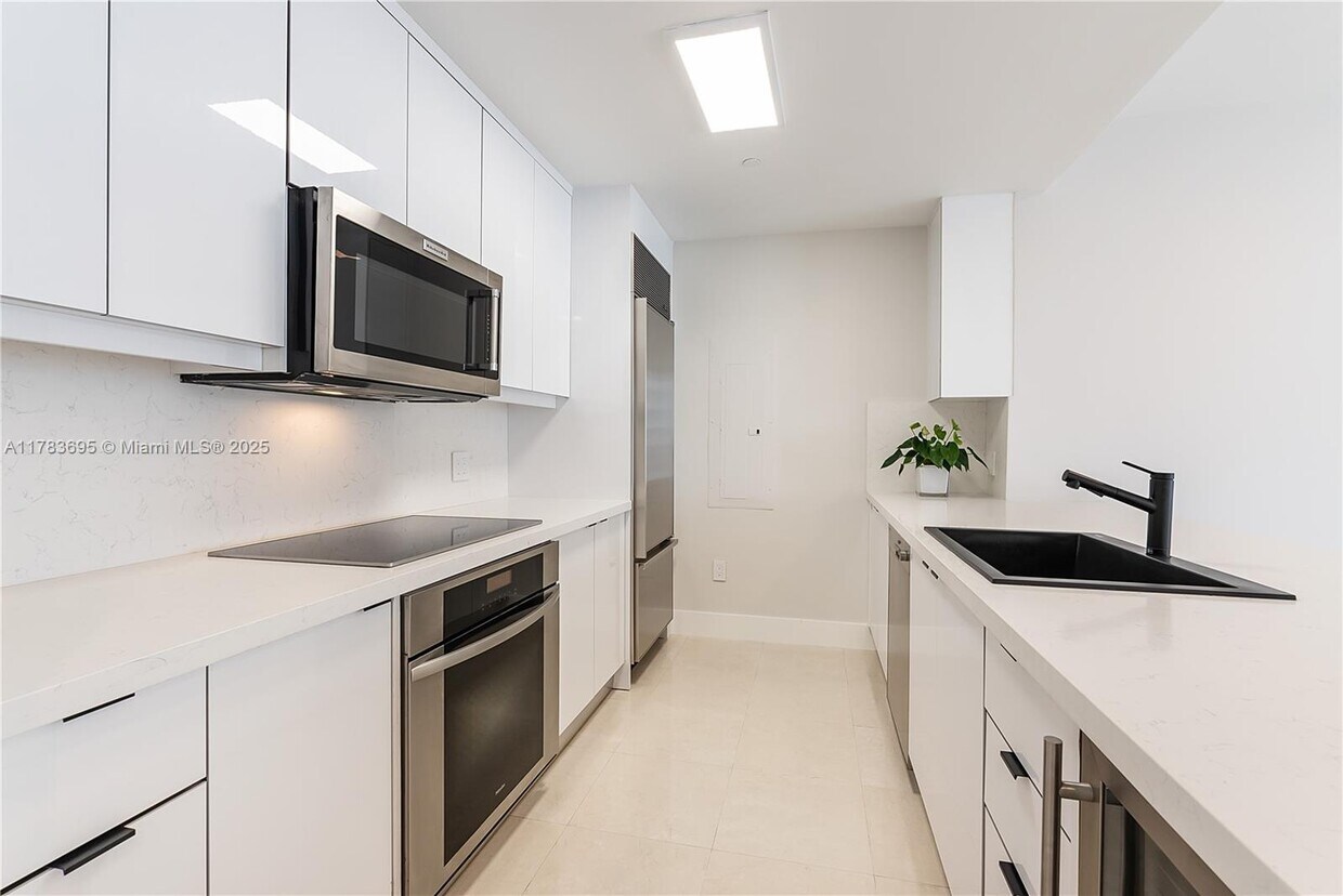Foto principal - 901 Brickell Key Blvd