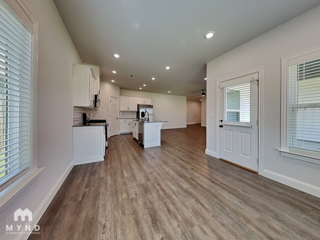 Building Photo - 1120 Sunshine Ct