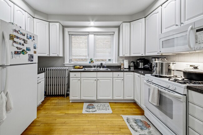 Building Photo - 5914 N Artesian Ave