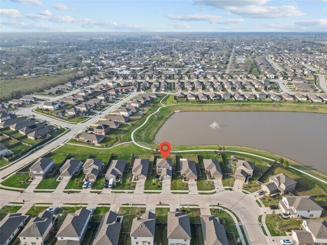 Foto del edificio - 14515 Broadbury Pond Rd
