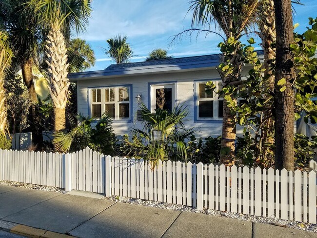 Front Cottage - 105 6th Ave