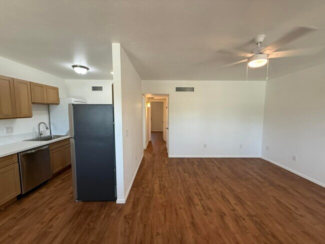 Foto del edificio - 1518 E Hedrick Dr