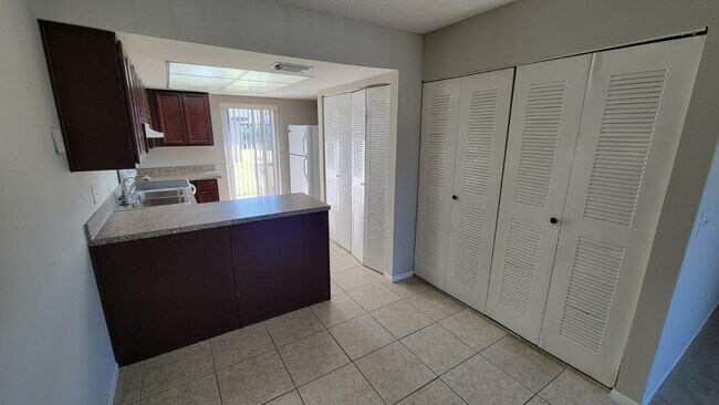Building Photo - 130 Las Brisas Way