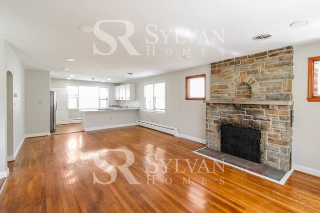 Building Photo - Remarkable Value. Unbeatable Location!