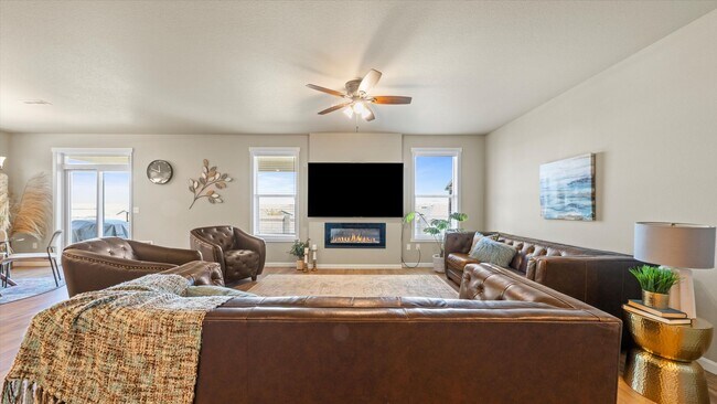 Foto del edificio - Move-In Ready West Richland Rental – 3-Car Garage, Fenced Yard, Hot Tub Included