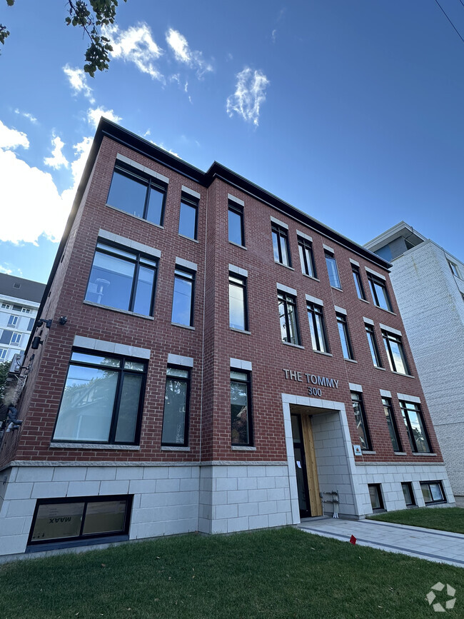 Building Photo - 300 Wilbrod St