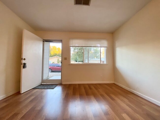 Building Photo - Sweet and Bright 2 bed 2 bath Duplex with ...