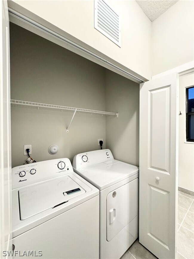 Foto del edificio - 5570 Cassidy Ln