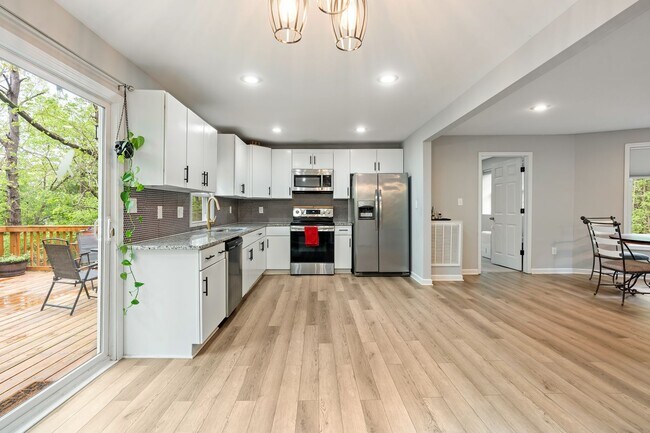 Foto del edificio - Nature Lovers 3 Bed 2 Bath Chapel Hill Ranch Available early August