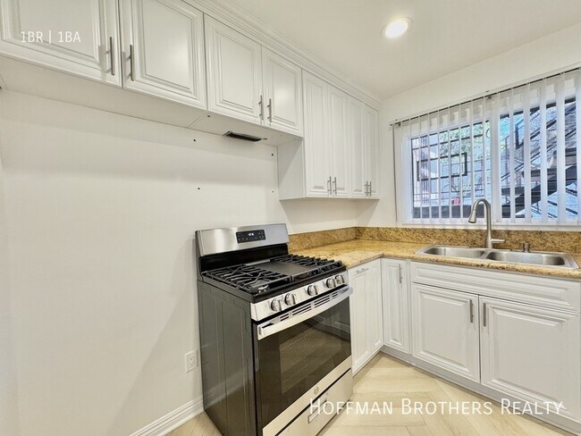 Foto del edificio - 8407 Clinton Ave