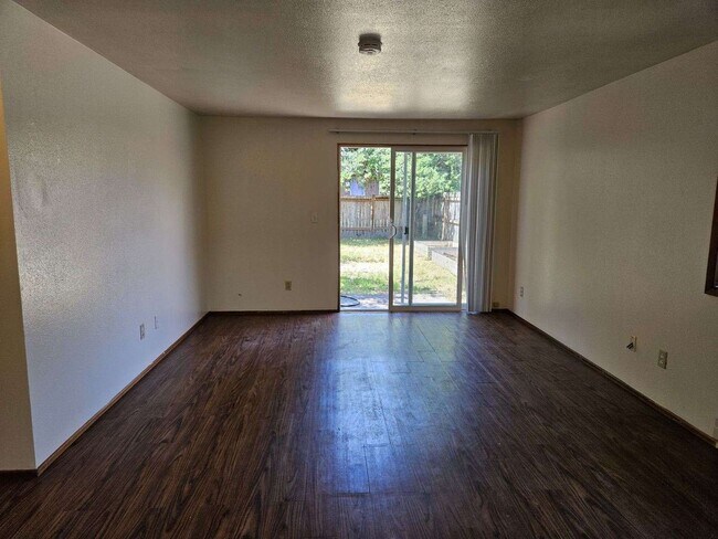 Building Photo - 3 bed/1 bath duplex close to OSU with fenc...