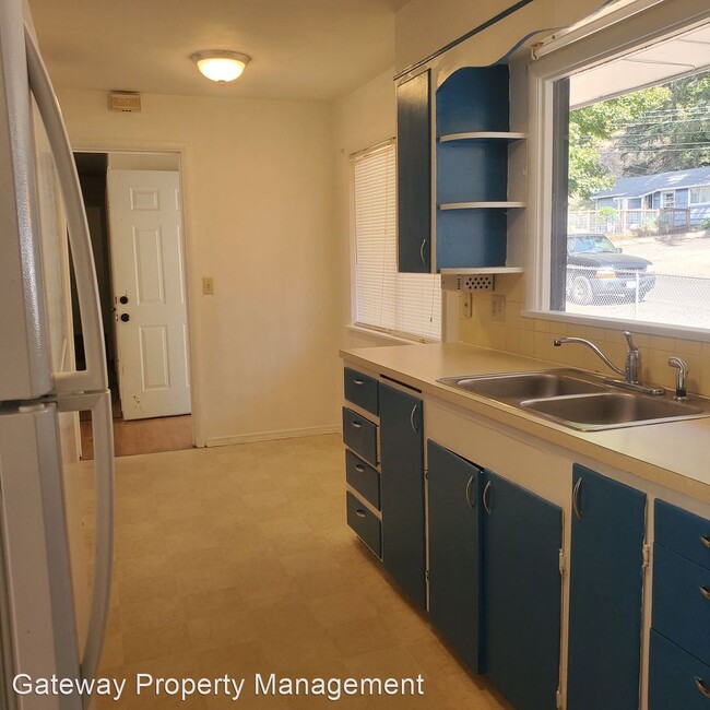 Building Photo - 3 br, 1 bath House - 425 Henry Street