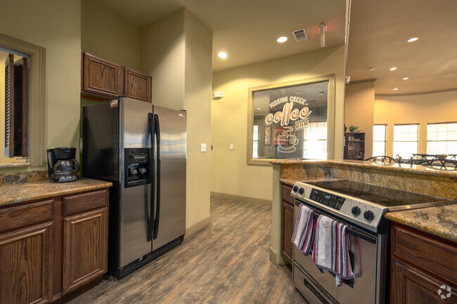 Cocina de la casa club - Artisan At Mission Creek Apartments