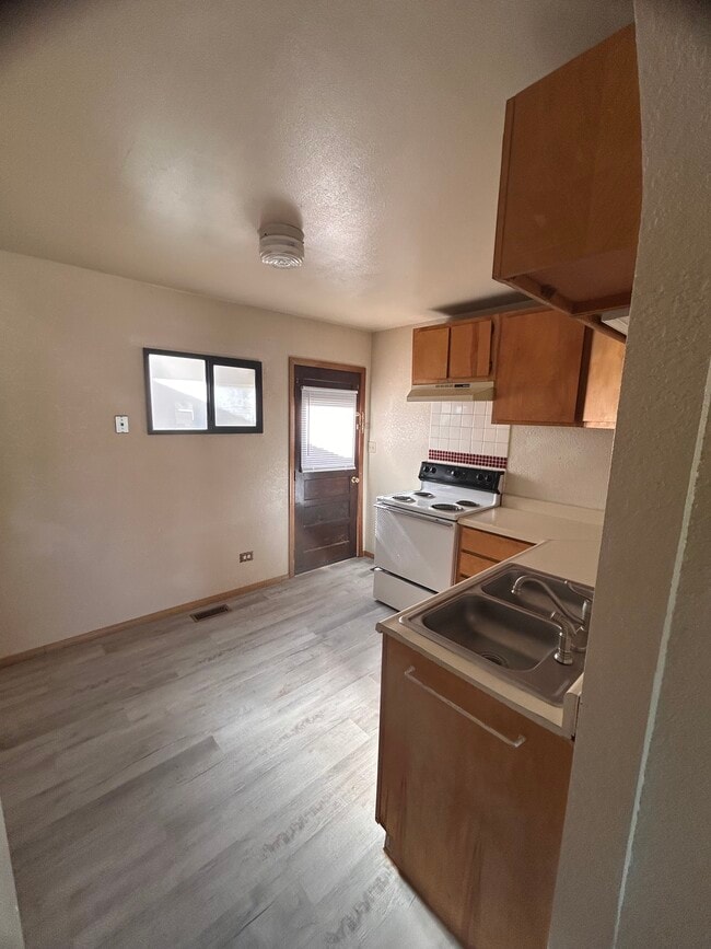 Building Photo - 808 Avocado St