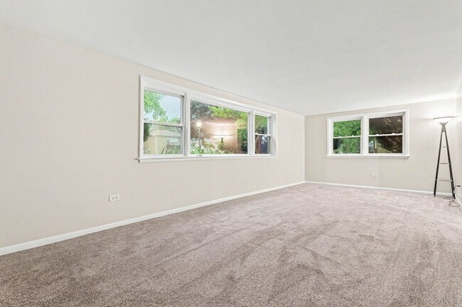 Foto del edificio - 16W641 56th Pl