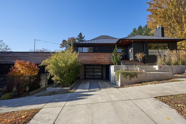 Building Photo - 2111 SE 28th Pl