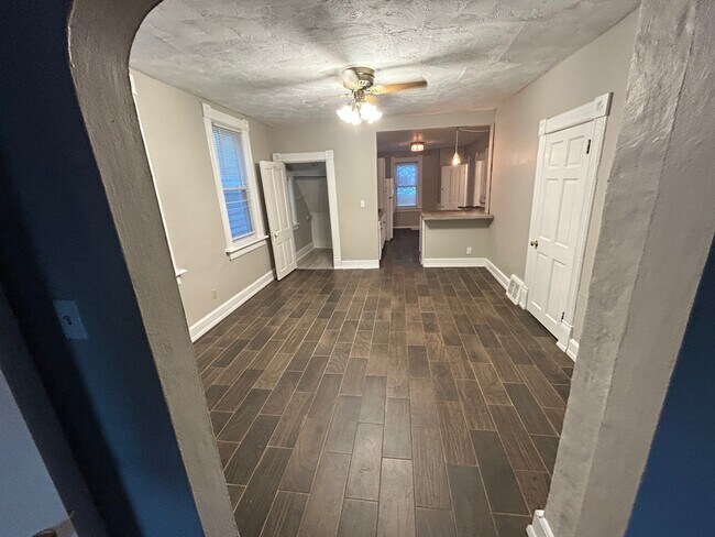 Building Photo - Gorgeous 2BED/1BATH Riverwest Lower