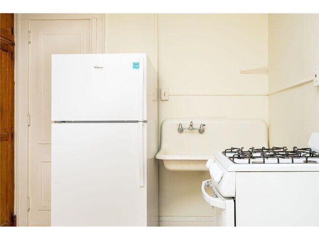 Building Photo - 1910 1st Ave S