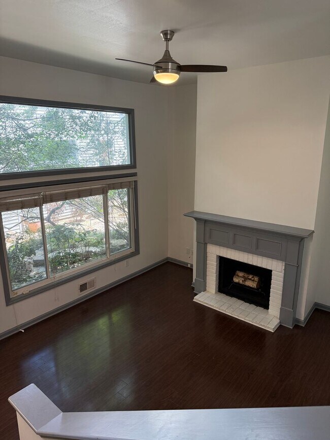 Foto del edificio - Centrally Located 2 BED/1.5 BATH TOWNHOME ...