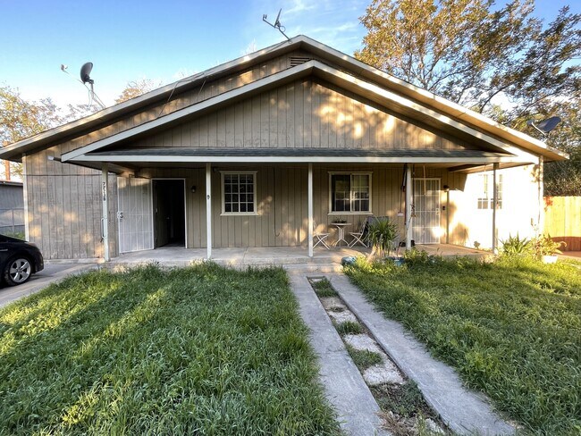 Foto del edificio - 7723 Molinos Ave