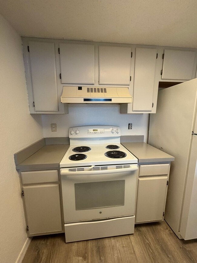 Building Photo - 4008 Oakview Dr