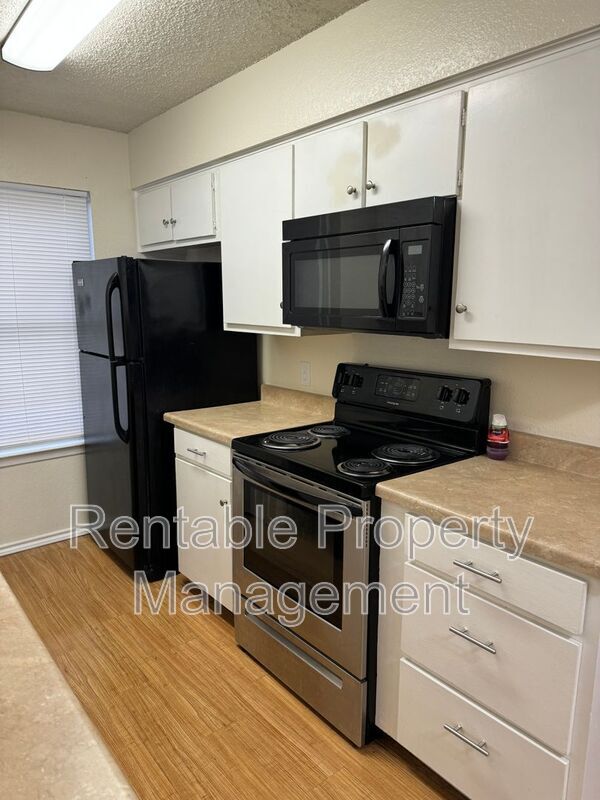 Building Photo - 3720 Cibolo Dr