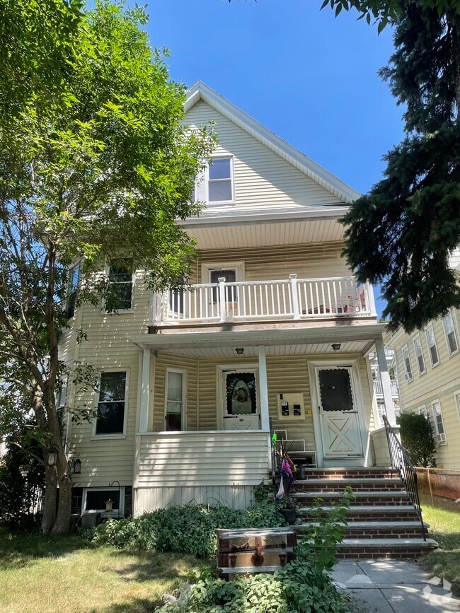Building Photo - 151 Fellsway W
