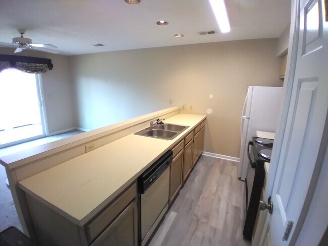 Foto del edificio - First Floor, 1 Bedroom, 1 Bath Condo with ...