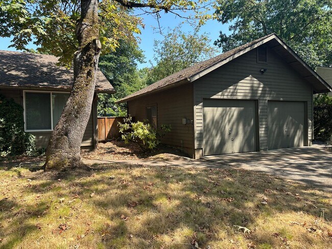 Foto del edificio - Updated 2 bedroom 2 bath duplex with garage!