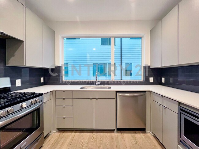 Foto del edificio - Beautiful 4-Story 2/2.5/2 in GREAT LOCATION For Rent!