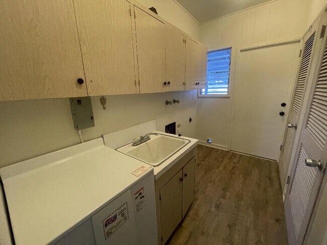 Building Photo - LILIHA STREET 3/2/2 Enclosed Lanai, W/D, D/W