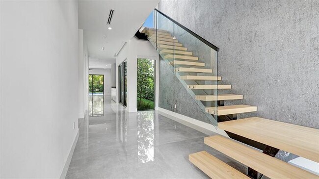 Foto del edificio - 1620 NE 5th Ct