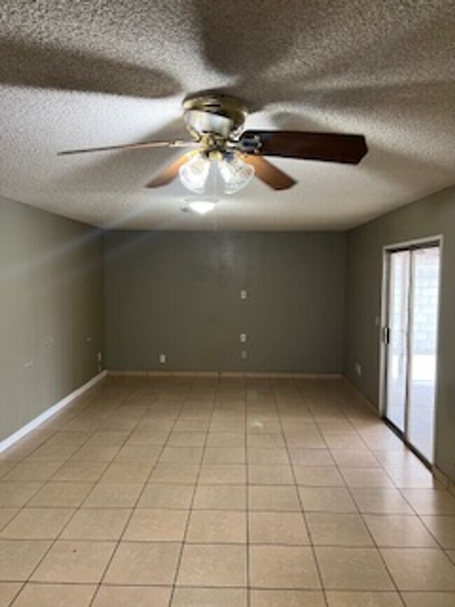 Foto del edificio - Southwest Bakersfield Home with Pool