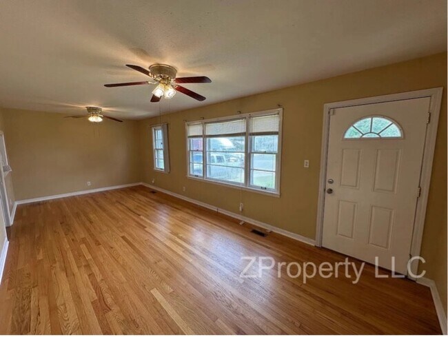 Building Photo - 4810 Lumary Cir