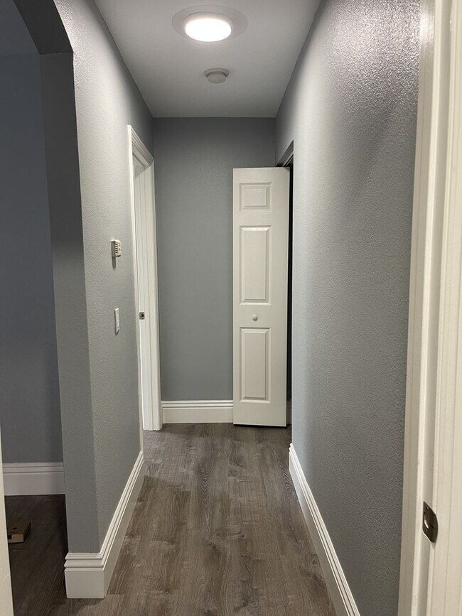 Building Photo - Luxury upstairs, AC/Heat, W/D, upgraded, new paint, New Floor