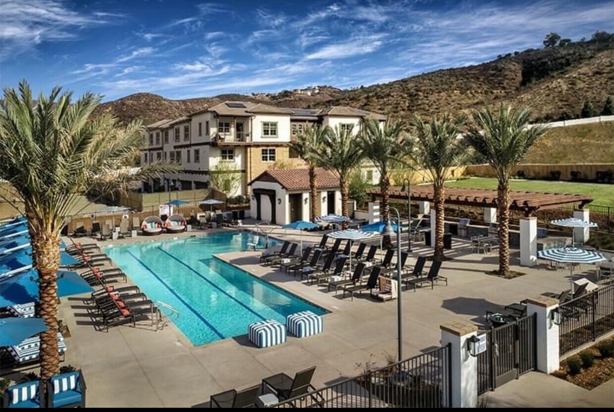 Foto principal - 877 Blackstone Dr