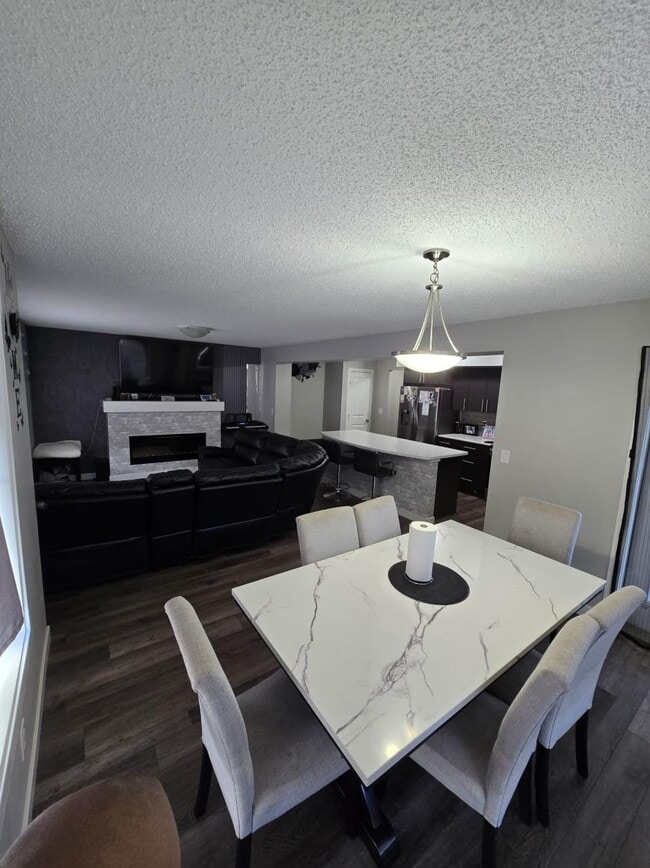 Photo du bâtiment - 3.0 bedroom in Edmonton Alberta T6M 1L5