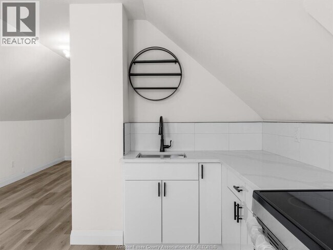 Building Photo - 1067 Drouillard Dr