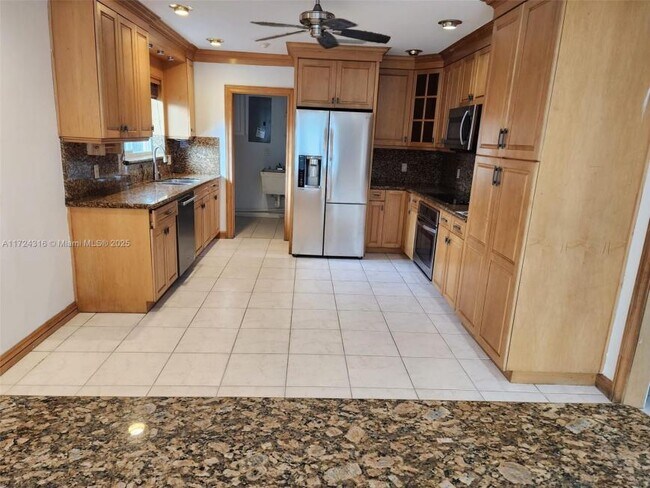 Building Photo - 3 bedroom in Hollywood FL 33020