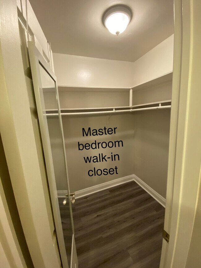 Master Bedroom w/ walk-in closet - 106 N Eucalyptus Ave