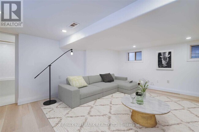 Photo du bâtiment - 24 Barrington Ave