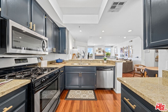Kitchen - 1522 S Saltair Ave