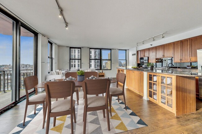 Foto del edificio - 330 N Jefferson St