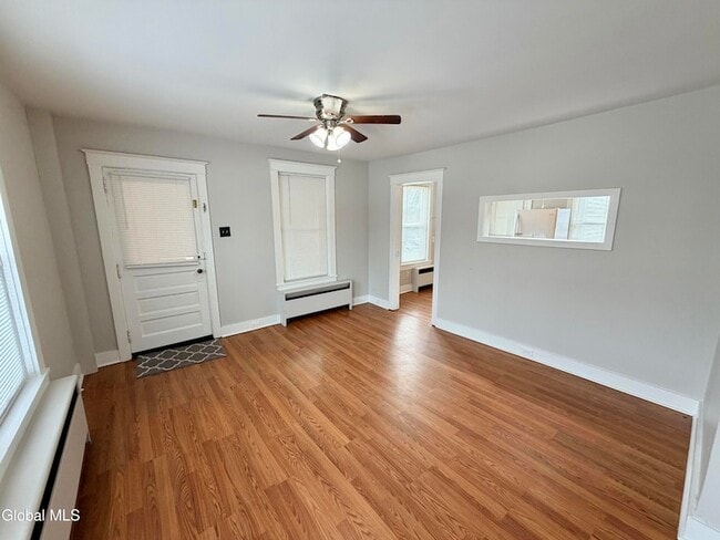 Foto del edificio - 39-41 Roosevelt Road Unit