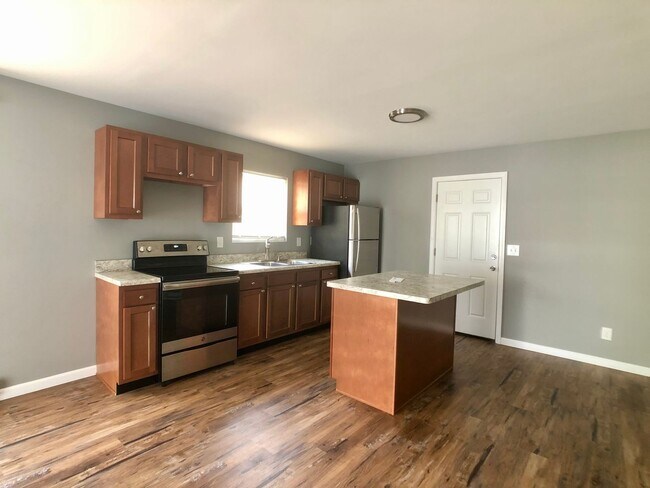 Foto del edificio - ASHLAND - NICE + Quiet 2 Bedroom Available